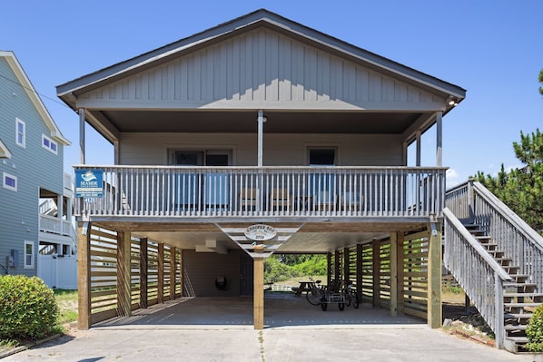 Quacker Box is a classic, coastal cottage with 3 Bedrooms and 2 Full Bathrooms located in the heart of Kitty Hawk.