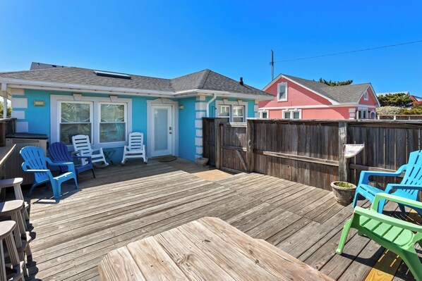 Enjoy the ultimate outdoor vacation experience on the spacious Patio with a convenient Outdoor Bar and cozy chairs as well as a Charcoal Grill.