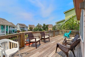 Step outside on the large sun deck and enjoy the coastal breeze as you read your favorite book or watch the clouds roll by.