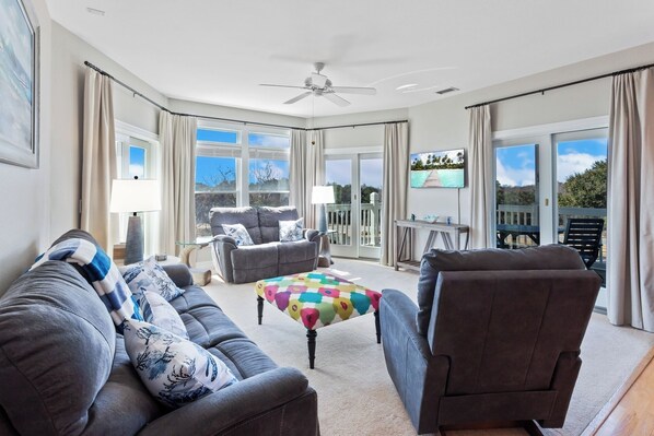 Relax in the charming Living Area at Sweet Sunmmertime!