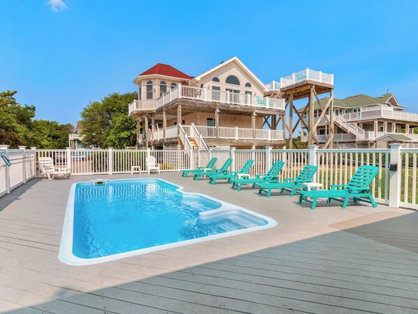 With a name that translates to “Beside the sea”, there's no wonder why this 5 bedroom, 4 bath home in the Whalehead community of Corolla is such an amazing find!