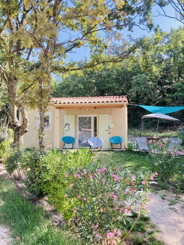 Jardin et terrasse privatifs, place de parking devant la villa 