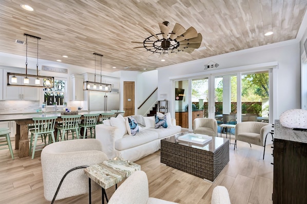 6-seat Golf Cart FREE during your stay! 2 minutes to the beach. Sleeps 22, 7 bedrooms, 7 bath, and 16 beds. Game room and bunk rooms. Heated pool steps from the house!