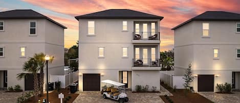 6-seat Golf Cart FREE during your stay! 2 minutes to the beach. Sleeps 12, 5 bedrooms, 4.5 bath, and 8 beds. Entertainment backyard and bunk rooms. Heated pool steps from the house!