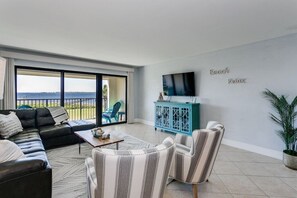 Savor the beauty of the Sound from your private balcony retreat. A front-row seat to breathtaking sunsets and tranquil waters, inviting you to unwind. 🌅🌊 #BalconyVista #SoundSerenity #Nature'sSymphony