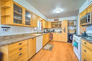 Fully Equipped Kitchen | Main Level | Dishwasher