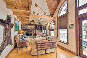 Living Room | Free WiFi | Smart TV w/ Cable