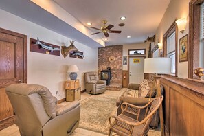 Sitting Room | Central A/C & Heat