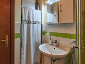 Brown, Mirror, Tap, Sink, Plumbing Fixture, Bathroom Sink, Property, Bathroom, Building