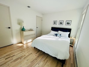 1st Floor Queen Bedroom