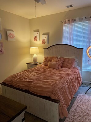 2nd bedroom: Queen size bed. all pink fit for a girl, but also made for a Queen