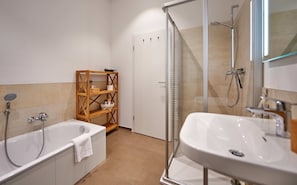 Sicado-Loft Ferienwohnung 75 qm, offener Wohn- und Schlafraum, Terrasse-Badezimmer Badewanne/Dusche/WC