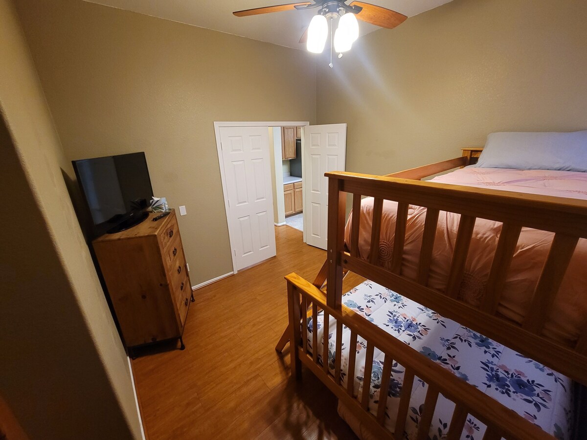 Spacious 4 bed  Sparkling Pool  Game Room  Pool Table  Arcade  Sleeps 18