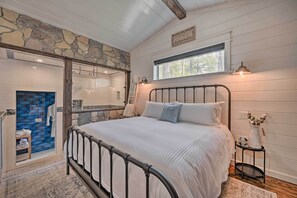 Bedroom (Loft) | King Bed