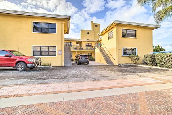 Hollywood Vacation Rental | Studio | 1BA | Stairs Required | 280 Sq Ft