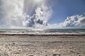 Hollywood Beach (200 Feet)