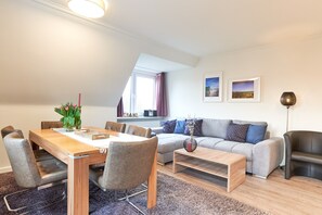 Wohnzimmer mit Essplatz und großer Sitzecke