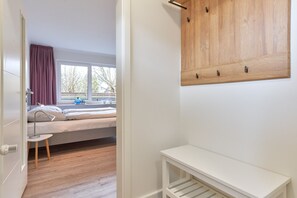 Flur mit Blick in den Wohn-/Schlafbereich mit Zugang zum Balkon