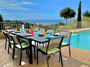1er étage : Grande terrasse donnant sur piscine et jardin