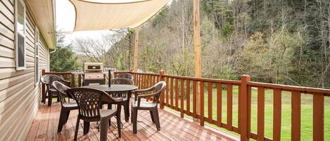 Sevierville Vacation Rental | 3BR | 1BA | 1,600 Sq Ft | 2 Steps to Enter