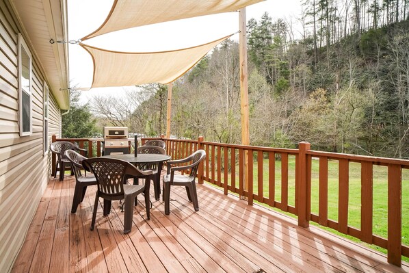 Sevierville Vacation Rental | 3BR | 1BA | 1,600 Sq Ft | 2 Steps to Enter