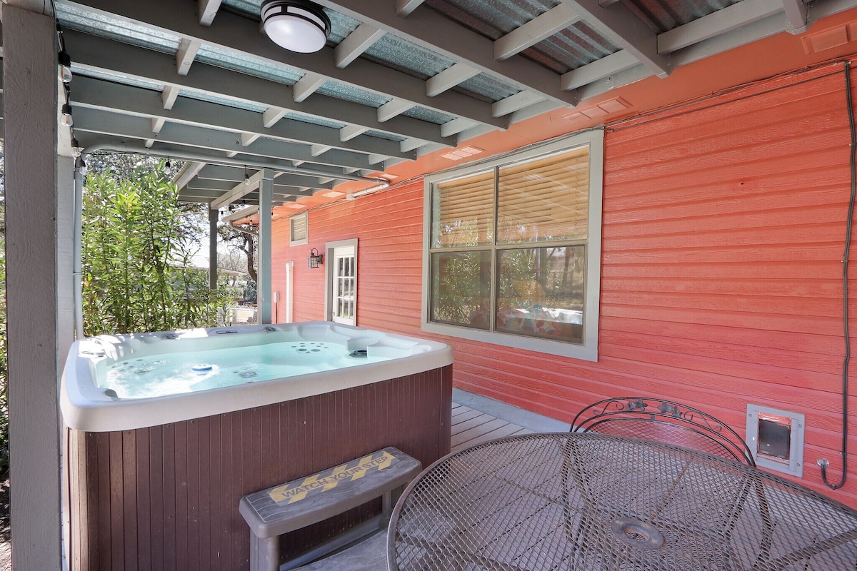 Simply Sangria I 3/2 with hot tub and media room near Canyon Lake!