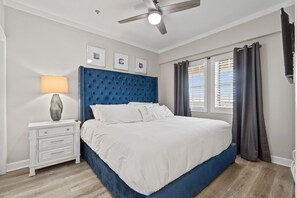 Guest room with king size bed