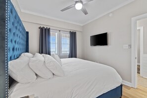 Guest room with king size bed