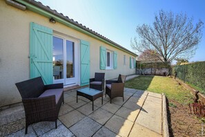 Salon extérieur et son jardin 