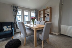 Bright, well furnished dining area