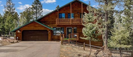 Beautiful cabin located in the Pikes Peak area forest!