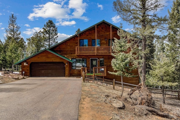 Beautiful cabin located in the Pikes Peak area forest!