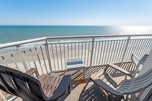 Balcony with Amazing Views of the Ocean
