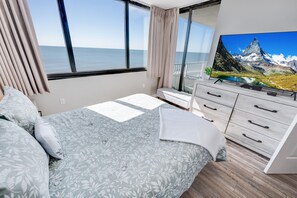 Main Bedroom with Direct Oceanfront Views, Beautifully Decorated