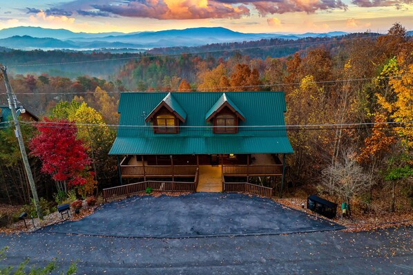 Front of Cabin and 180° Views