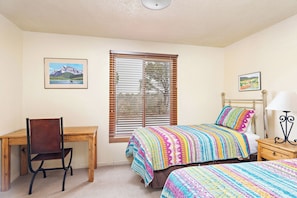 Bedroom 2 with 2 Twin Beds