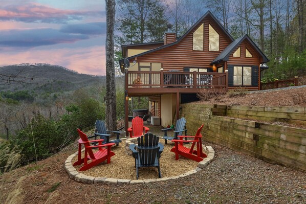 Welcome to Luna's Mountain Lodge, where every evening brings a spectacle of nature's beauty. Experience the magic of dusk as the mountains embrace our cozy firepit. 🌄✨