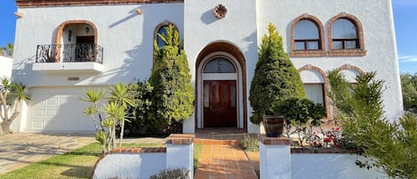 Hacienda Serenata front view