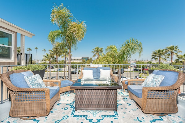 This bright and sleek single-family vacation home sits right in the heart of the Newport Beach Peninsula, putting you within easy walking distance to the beach, bay, restaurants, shopping, you name it!