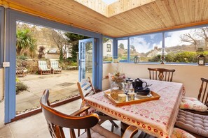 "The Potting Shed" Garden room / Dining Room - table for 8