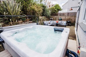 Hot tub with sea views outdoor kitchen with Big Green Egg and pizza oven