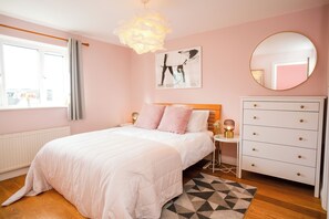 Rose kingsize bedroom with ensuite shower room