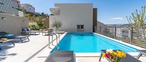Neu - Villa Nina mit privatem 32 qm beheiztem Pool, 5 Schlafzimmern, Spaßzone, 850 m vom Strand entfernt