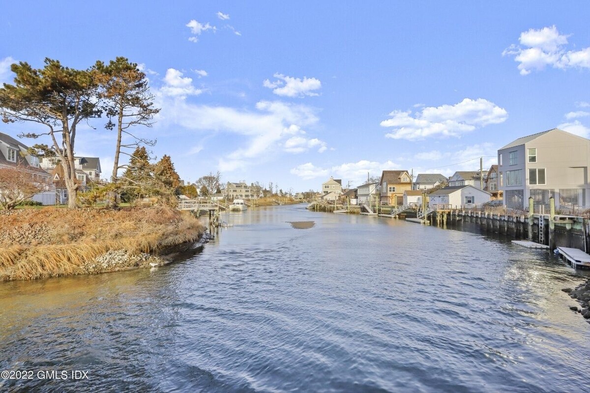 Spectacular direct waterfront with rooftop hot tub 360 degree views.