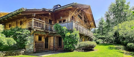 Vue d’ensemble du chalet l’été