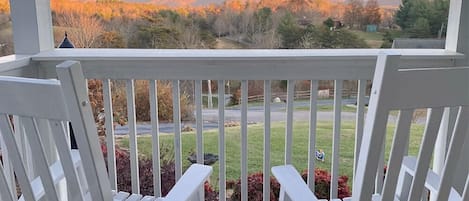 Castlewood Retreat w/Mountain Views