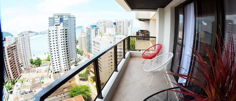  Hospede-se neste incrível apartamento com lazer completo no Guarujá
