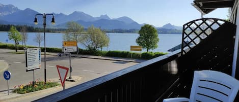 Genießen Sie Ihr Frühstück auf dem Balkon.  Die Berge und Hopfensee als Kulisse.