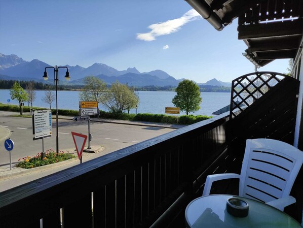 Genießen Sie Ihr Frühstück auf dem Balkon.  Die Berge und Hopfensee als Kulisse.