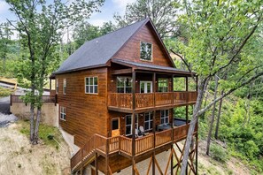 Welcome to Timber Ridge. 2.5 acres of privacy amidst natural surroundings. Minutes to Dollywood, Pigeon Forge and the National Park.